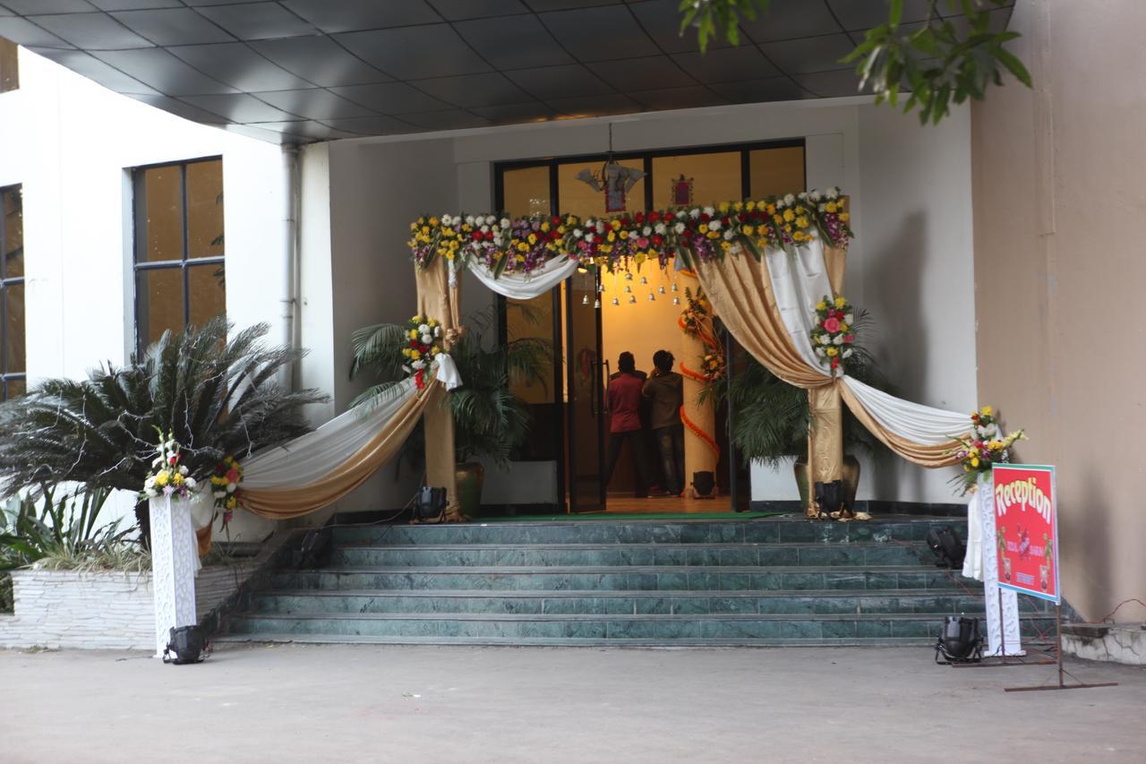 Central Palm Hotel Bharatpur  Exterior photo